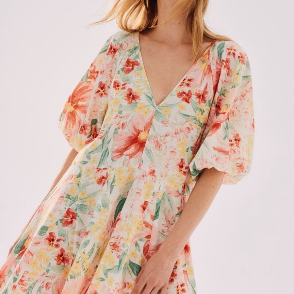 Floral H&M puff sleeve dress with a V neck.